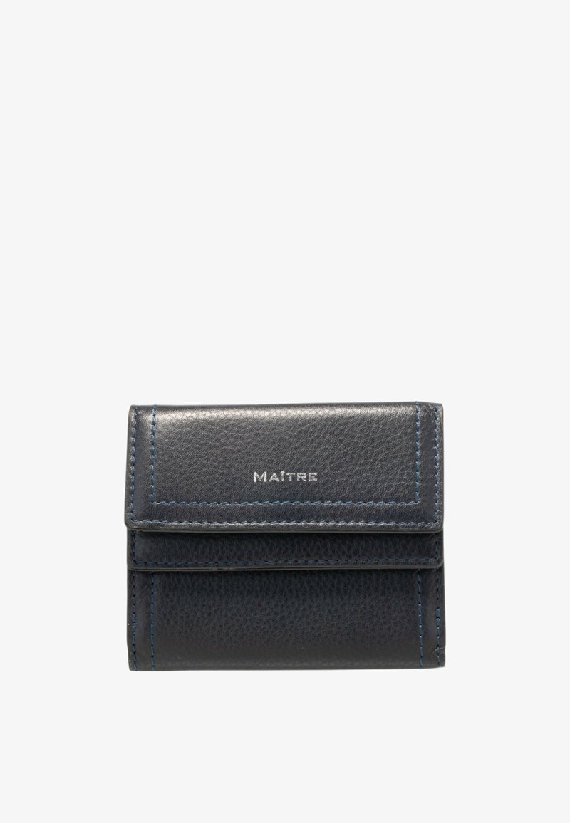 Černá kožená peněženka s viditelným prošitím a raženým logem "MAITRE" na předním klopu, zavřená a obdélníkového tvaru.