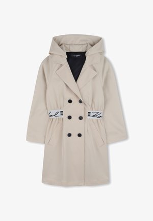 Beiger Trenchcoat mit Kapuze, doppelreihigem Design, schwarzen Knöpfen, elastischem Taillenbund mit Logo und Seitentaschen. Glatte Textur.