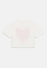 Λευκό κοντομάνικο t-shirt από βαμβάκι, με απαλό ροζ σχέδιο καρδιάς στην πλάτη. Μανίκια κοντά και στρογγυλή λαιμόκοψη.