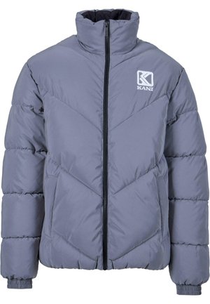 Siva puffer jakna s visokim ovratnikom, zatvaranjem na zip i chevron uzorkom. Ima elastične manžete i logotip na gornjoj lijevoj strani.