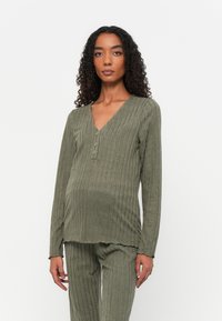 Umstandsloungewear-Set in gedämpftem Grün mit gerippter Textur, V-Ausschnitt und Knopfdetail. Es hat lange Ärmel und eine lässige Passform.