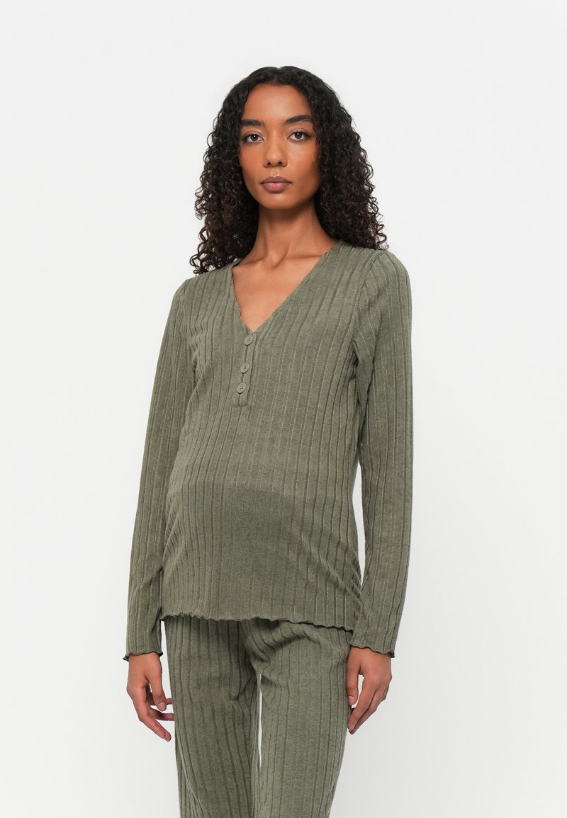 Umstandsloungewear-Set in gedämpftem Grün mit gerippter Textur, V-Ausschnitt und Knopfdetail. Es hat lange Ärmel und eine lässige Passform.