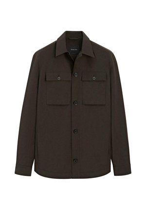 Donkerbruin overhemdjack met lange mouwen, puntige kraag, knoopsluiting aan de voorkant en twee borstzakken met klep en knoop, weergegeven op een witte achtergrond.
