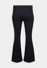 Sorte flared jeans med en glat tekstur, der har to baglommer, en mid-rise talje og en lidt bredere kant.