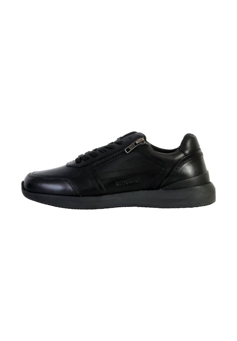Sneaker in pelle nera con finitura liscia, lacci, cerniera laterale e suola in gomma. Presenta un design minimalista e dettagli testuali sul lato.