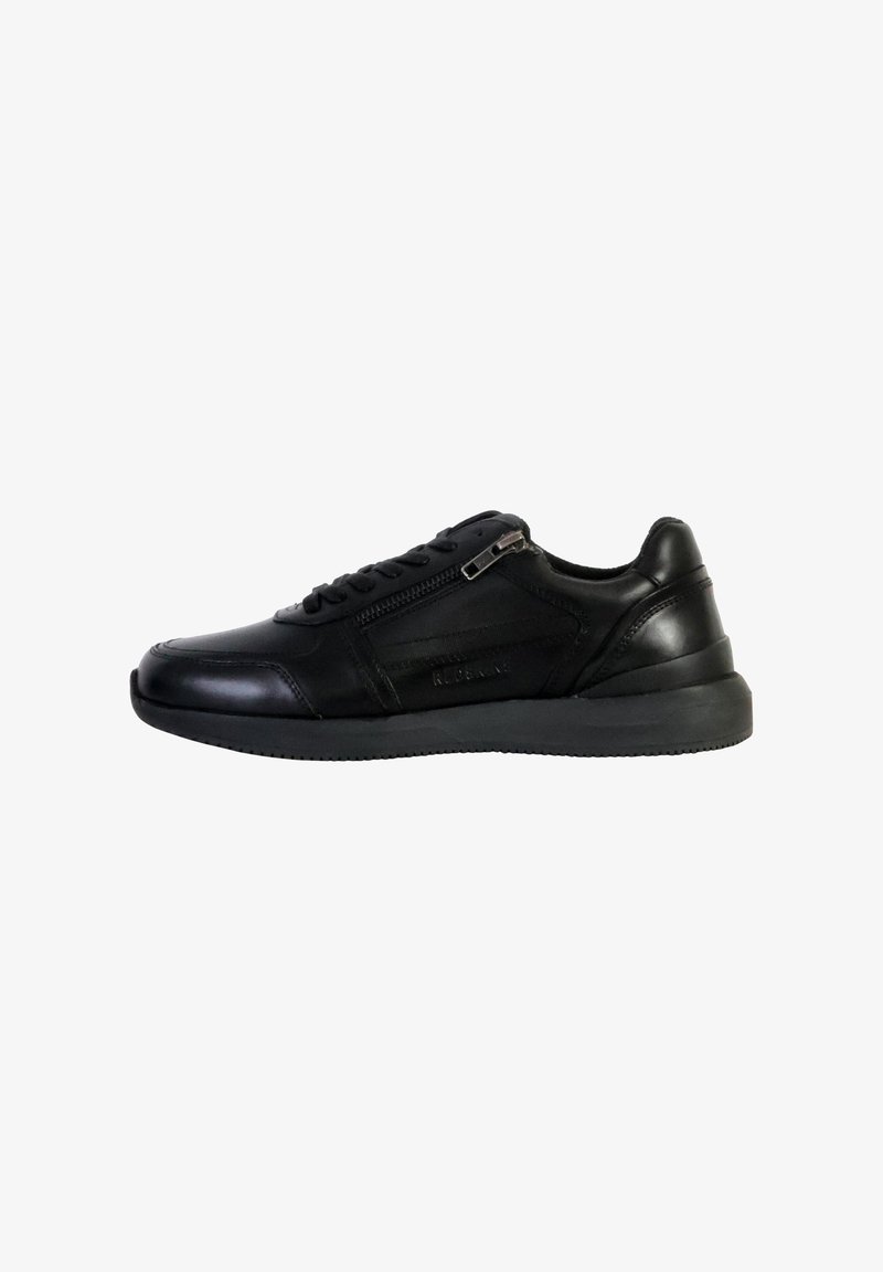 Sneaker in pelle nera con finitura liscia, lacci, cerniera laterale e suola in gomma. Presenta un design minimalista e dettagli testuali sul lato.