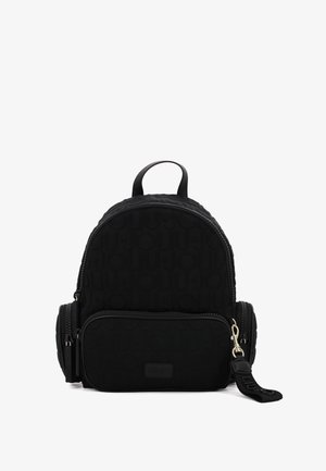 Zaino in tessuto nero con design testurizzato e logo impresso, due scomparti con zip, manico superiore e spallacci regolabili.