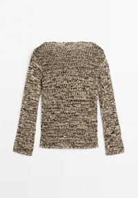 Maglione a maniche lunghe lavorato a maglia con filato melange nero e beige e motivo a trama aperta e testurizzata, mostrato da dietro su sfondo bianco.