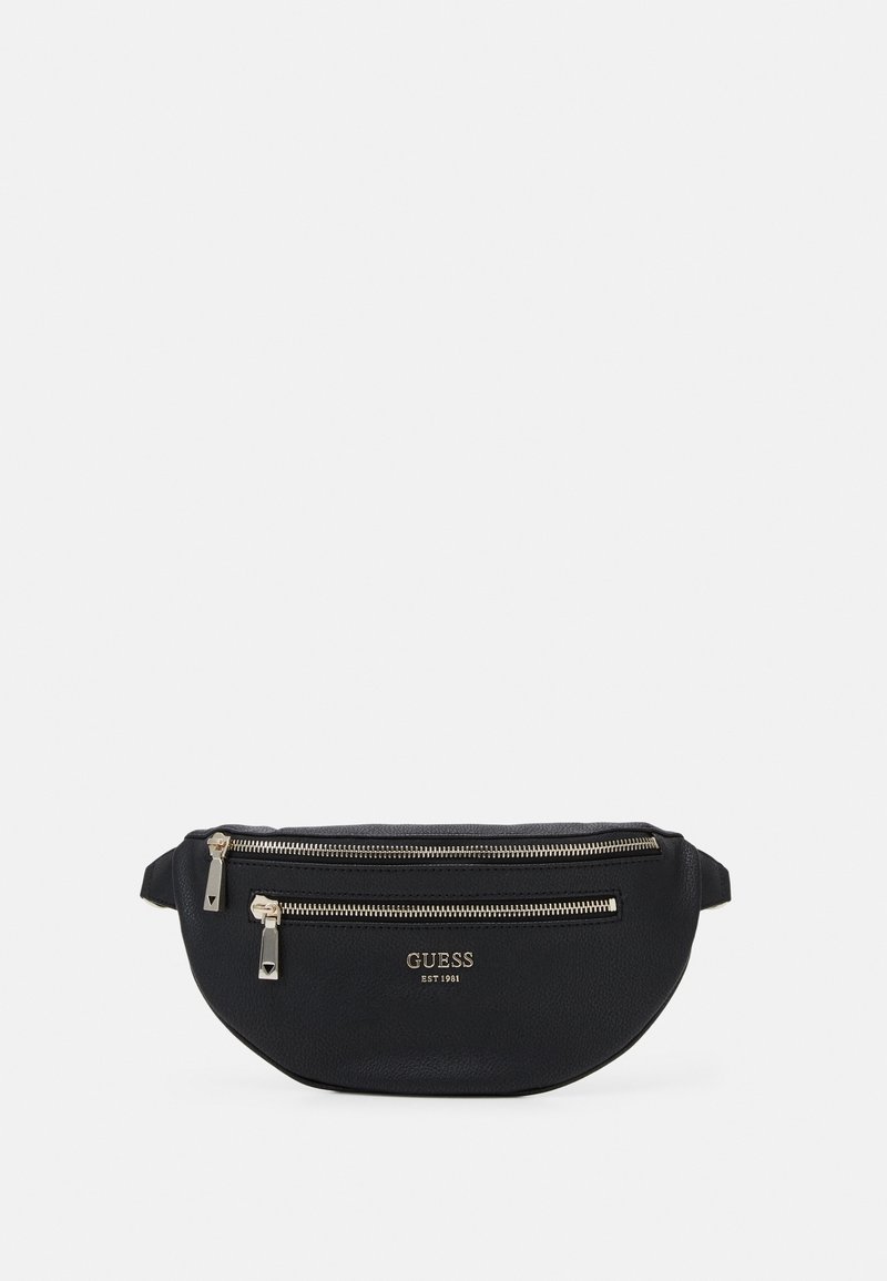 Sac banane noir GUESS avec deux fermetures éclair argentées et texte du logo "GUESS EST 1981" sur la poche avant.