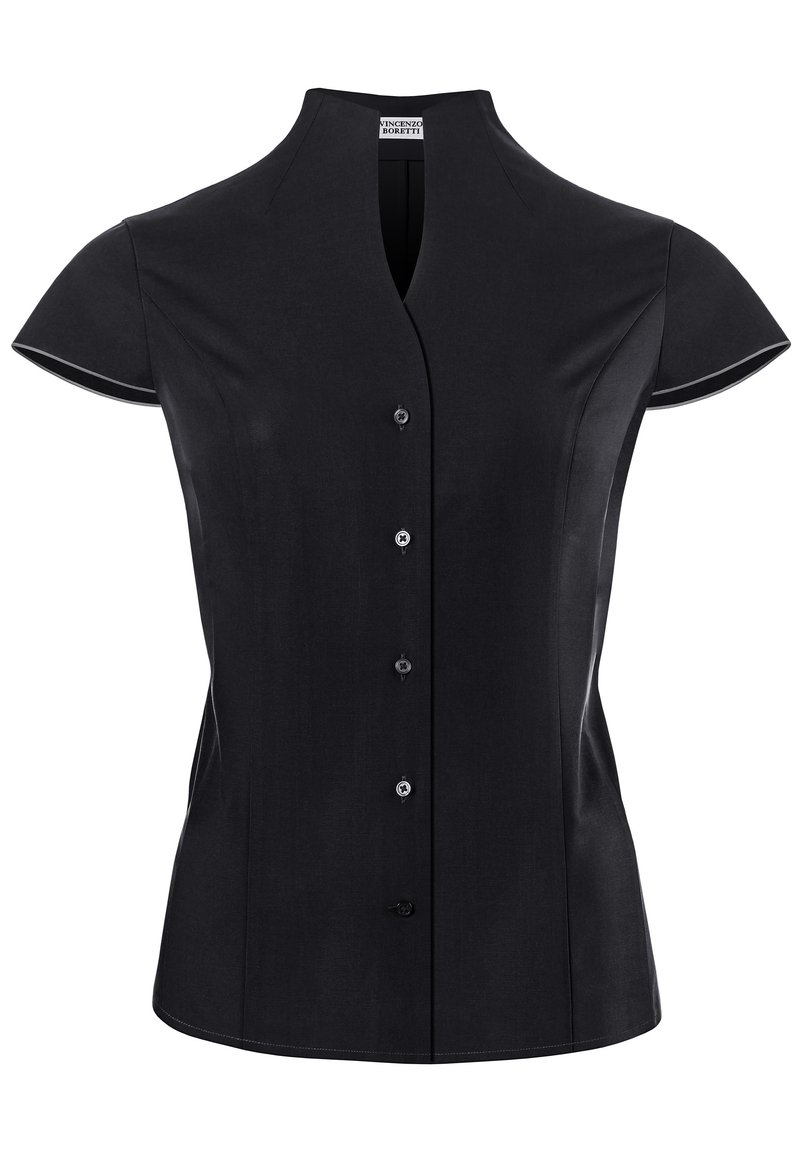 Chemise noire à manches courtes avec col montant, fermeture frontale à cinq boutons et accents de couture subtils le long des manches.