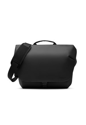 Sort rektangulær messenger-taske med klaffelukning, justerbar polstret skulderrem og top-håndtag på hvid baggrund.