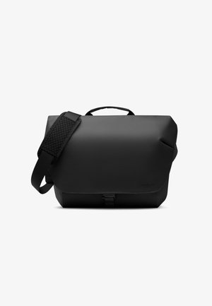 Sort rektangulær messenger-taske med klaffelukning, justerbar polstret skulderrem og top-håndtag på hvid baggrund.