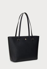 Saco tote preto feito de material sintético texturizado, com duas alças longas, um detalhe de logotipo dourado e um formato retangular estruturado.