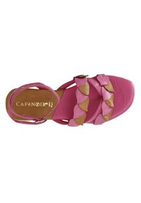 Sandal de cuero rosa con acentos ondulados en un tono más claro de marrón, con suela plana y correa ajustable en el tobillo.