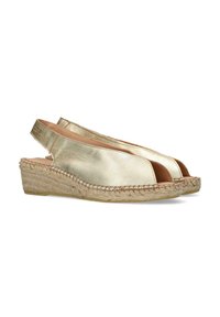 Scarpe slingback in metallo dorato con design open toe, tacco a zeppa avvolto da corda, texture liscia e dettagli cuciti lungo i bordi.