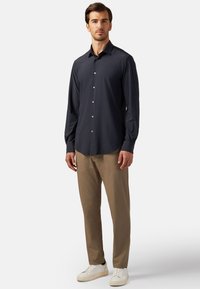 Boggi Milano BTECH PERFORMANCE STRETCH  - Chinos tipa bikses - taupe
