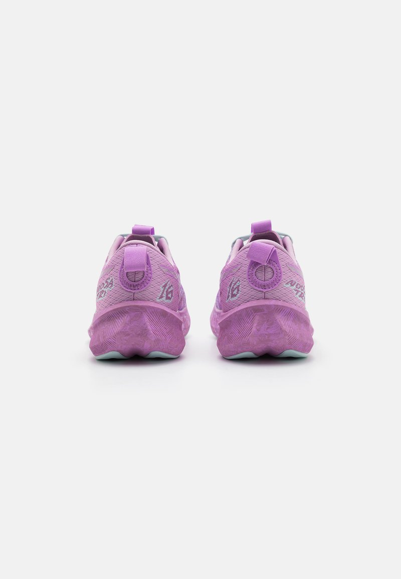 Baskets de sport violettes avec une tige en synthétique texturé, semelle prononcée et languettes au talon. Présente un design moderne avec un branding subtil.