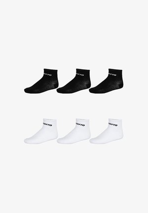 Six chaussettes jusqu'à la cheville disposées en deux rangées, trois noires en haut et trois blanches en dessous, chacune avec la marque « Lotto » près de la bordure.