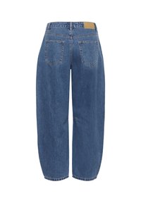 Jeans en denim bleu avec une coupe décontractée, dotés de deux poches arrière et d'un patch en cuir marron au niveau de la taille.