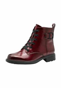 Bottines bordeaux à finition brillante, avec des lacets noirs, un détail de boucle sur le côté et du cuir texturé. Semelle plate avec un léger talon.