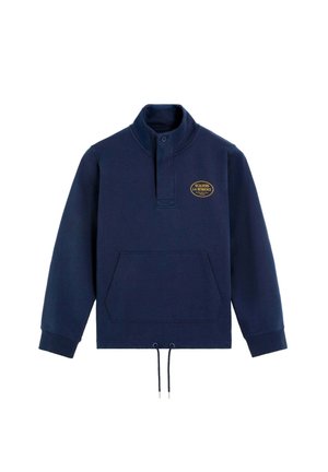 Sudadera de cuello alto en color marino, con bolsillo tipo canguro frontal y dobladillo ajustable con cordón. Presenta un logo dorado en el pecho. Tejido de mezcla de algodón.