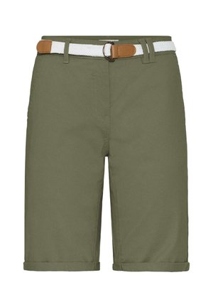 Kniehohe Shorts in Olivgrün mit umgeschlagenen Säumen und einem weißen gewebten Gürtel mit beigen Lederdetails und einer Metallschließe.