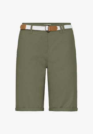 Maslinasto zelene kratke hlače duljine do koljena s podvrnutim rubovima i bijelim tkanim remenom s oznakama od svijetle kože i metalnom kopčom.