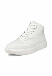 Sneaker alte bianche realizzate in pelle liscia con punta forata, lacci piatti e una suola in gomma testurizzata per grip e durata.