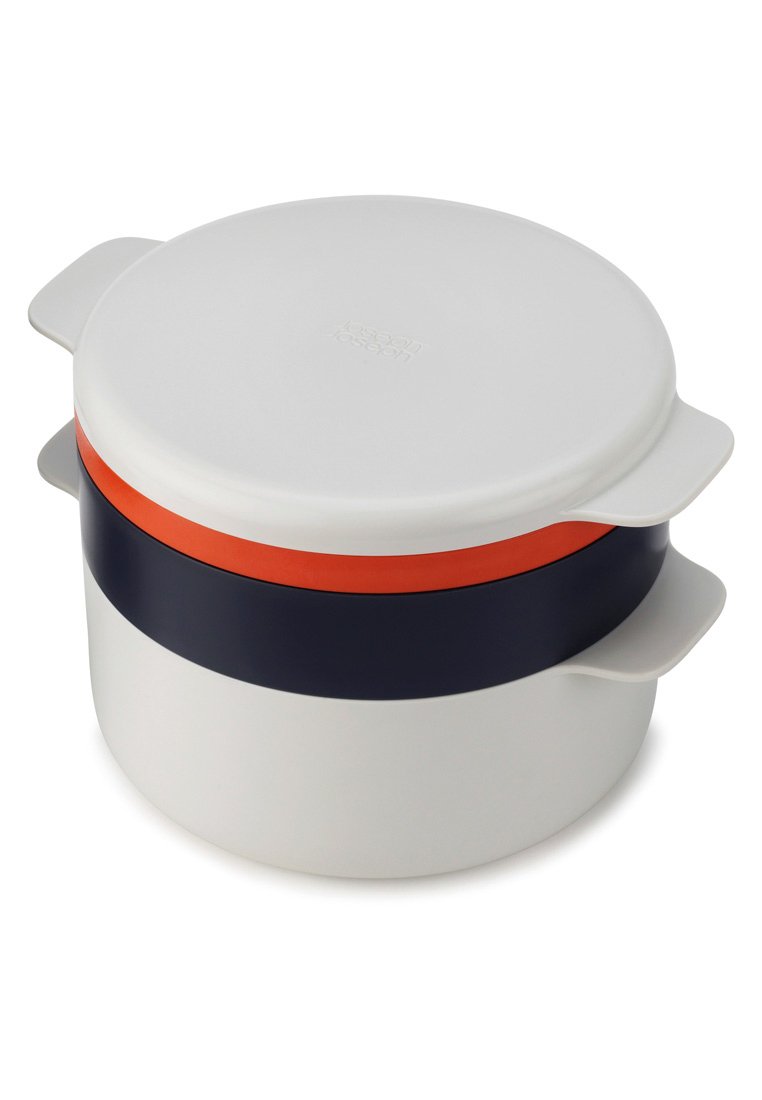 Stapelkookpan met een witte body, marineblauwe en oranje banden, en zijhandvatten. Gladde, matte afwerking. Lichtgewicht ontwerp.