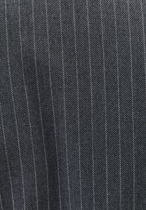 Zwarte stof met smalle verticale witte strepen, met een gestructureerd weefpatroon, dat een professionele, op maat gemaakte uitstraling overbrengt.