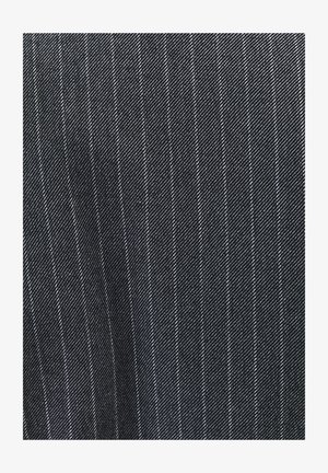 Tessuto nero con sottili righe verticali bianche, caratterizzato da un motivo di tessitura texturizzata, che trasmette un aspetto professionale e sartoriale.