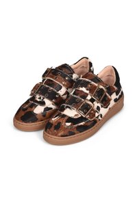 Bruine en zwarte sneaker met luipaardprint, gemaakt van haar op huidmateriaal, met dubbele gespsluitingen en een bruine rubberen zool.