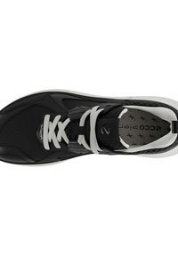 Svart sportskor med en texturerad ovandel, vita snören och en vadderad sula. Har en logotyp på sidan och en mönstrad innersula.