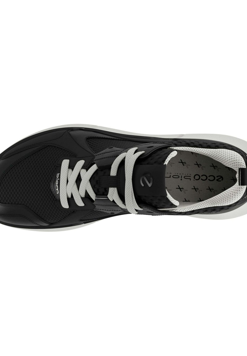 Czarne sportowe buty z teksturowaną cholewką, białymi sznurowadłami i wyściełaną podeszwą. Posiadają logo po boku oraz wzorzystą wkładkę.