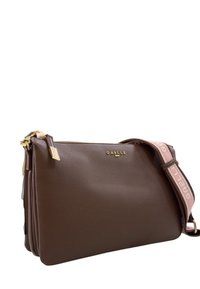 Borsa a tracolla in pelle marrone con accessori dorati, chiusura con zip e una tracolla rosa con un motivo a logo. Texture liscia, forma rettangolare.