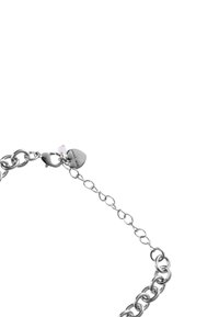 Bracciale in argento con grandi anelli intrecciati, caratterizzato da un piccolo ciondolo a forma di cuore e una delicata catena di chiusura con una perla rosa.