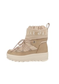 Bota impermeable beige con punta redondeada, cuello elástico, cordones decorativos, banda de logo blanca y suela de goma gruesa para tracción.