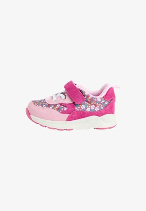 Pantofii sport roz au un superior din țesătură cu un model floral, accente din suede, curea reglabilă cu arici și o talpă din cauciuc texturat.