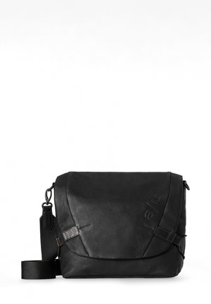 Schwarze Umhängetasche aus glattem Leder, mit Klappenverschluss, verstellbarem Riemen und geprägt gebrandetem Logo auf der Vorderseite. Kompaktes Design.
