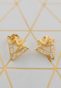 Orecchini geometrici d'oro con forma triangolare decorati con strass trasparenti lungo un lato. Finitura liscia e dettaglio di design unico.