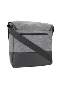 Szara torba na ramię z teksturowanym materiałem, solidnym czarnym dnem, regulowanym paskiem oraz klapą z zamykaną na zamek kieszenią z przodu.