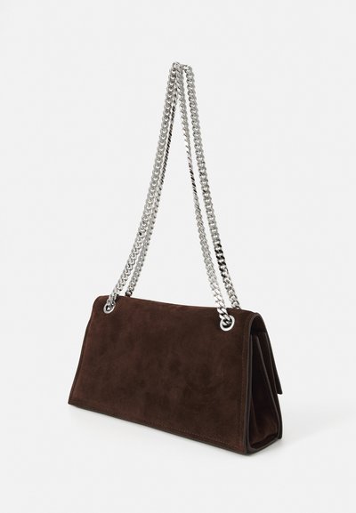 Bolso de ante marrón con una forma estructurada, que presenta asas de cadena plateadas y una base plana. El material tiene un acabado suave y texturizado.