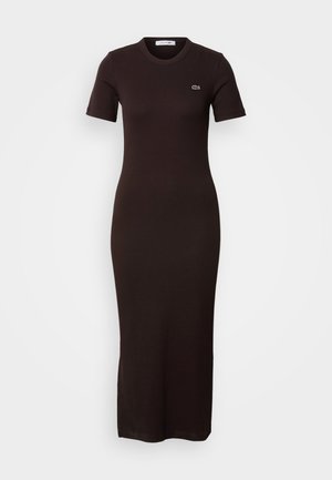 Μίντι φόρεμα σε στενή γραμμή, με κοντά μανίκια και σκούρο καφέ χρώμα, λαιμόκοψη τύπου crew και ένα μικρό κεντημένο λογότυπο στο πάνω αριστερό μέρος του στήθους.