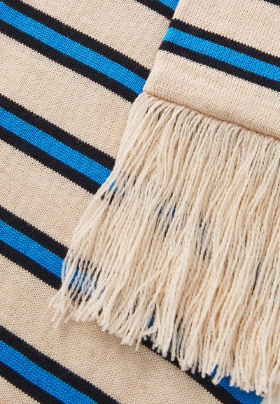 Beige gestrickter Schal mit blauen und schwarzen horizontalen Streifen, der eine strukturierte Oberfläche und Fransen an einem Ende aufweist.