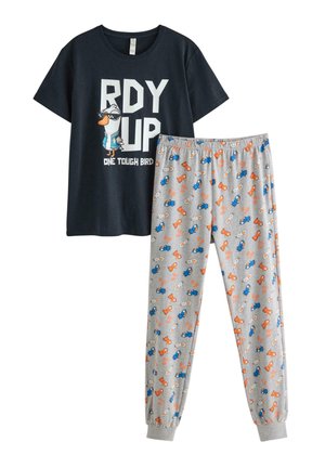 Kort sort T-shirt med teksten "RDY UP One Tough Bird" og tegneserie-fugl, kombineret med grå bukser med små farverige fugleprint.