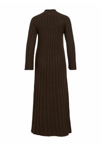 Robe maxi côtelée marron en tissu tricot doux, avec des manches longues et un col haut, présentant une silhouette ajustée.