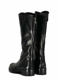 Bottines noires en cuir montantes jusqu'au genou avec une finition lisse ; présentent des fermetures éclair latérales, un bout arrondi et un petit talon empilé.