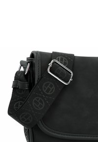 Borsa a tracolla nera realizzata in pelle liscia, con una tracolla nera a motivi, una fibbia argentata e bordi arrotondati per conferire struttura.