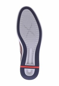 Schoenen zool met een gestructureerde witte middenstuk en een donker marineblauwe rand, voorzien van een rode accentband en een gegroefd patroon voor grip.