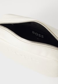 BOSS ADDISON CROSSBODY - Skulderveske - open white